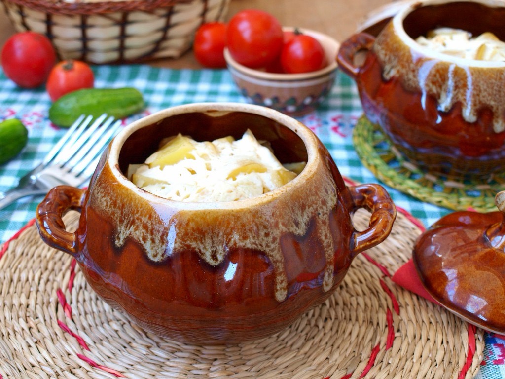 Картофель с грудинкой в горшочек
